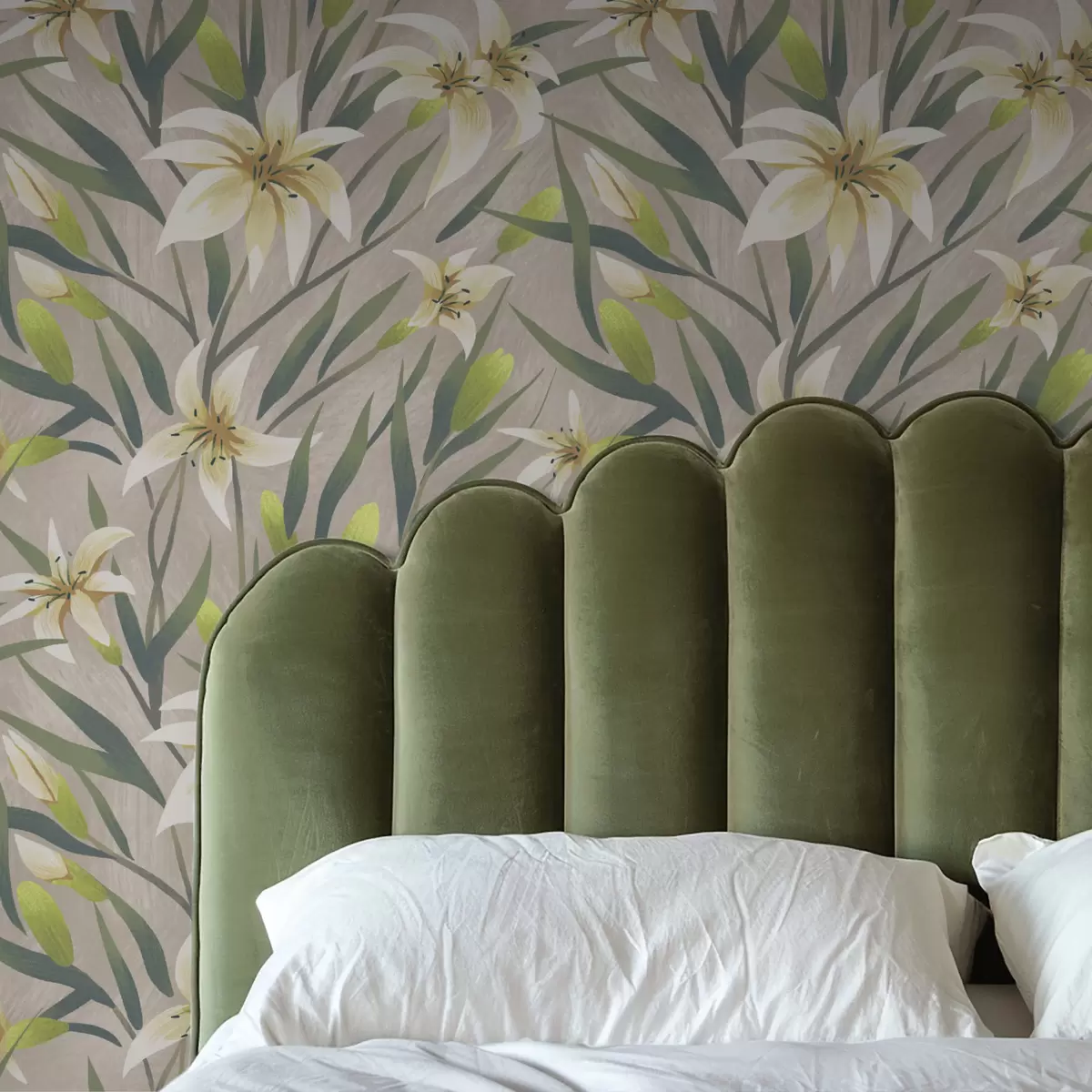 Tapeet Kreemikad liiliad lehtedega hallikaspruuni taustal a00837