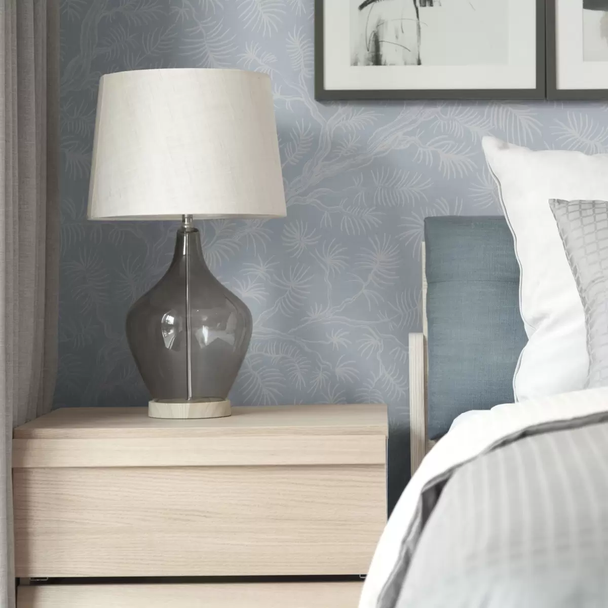 Tapeet Hele tooniga männipuu oksad sinisel taustal a00838