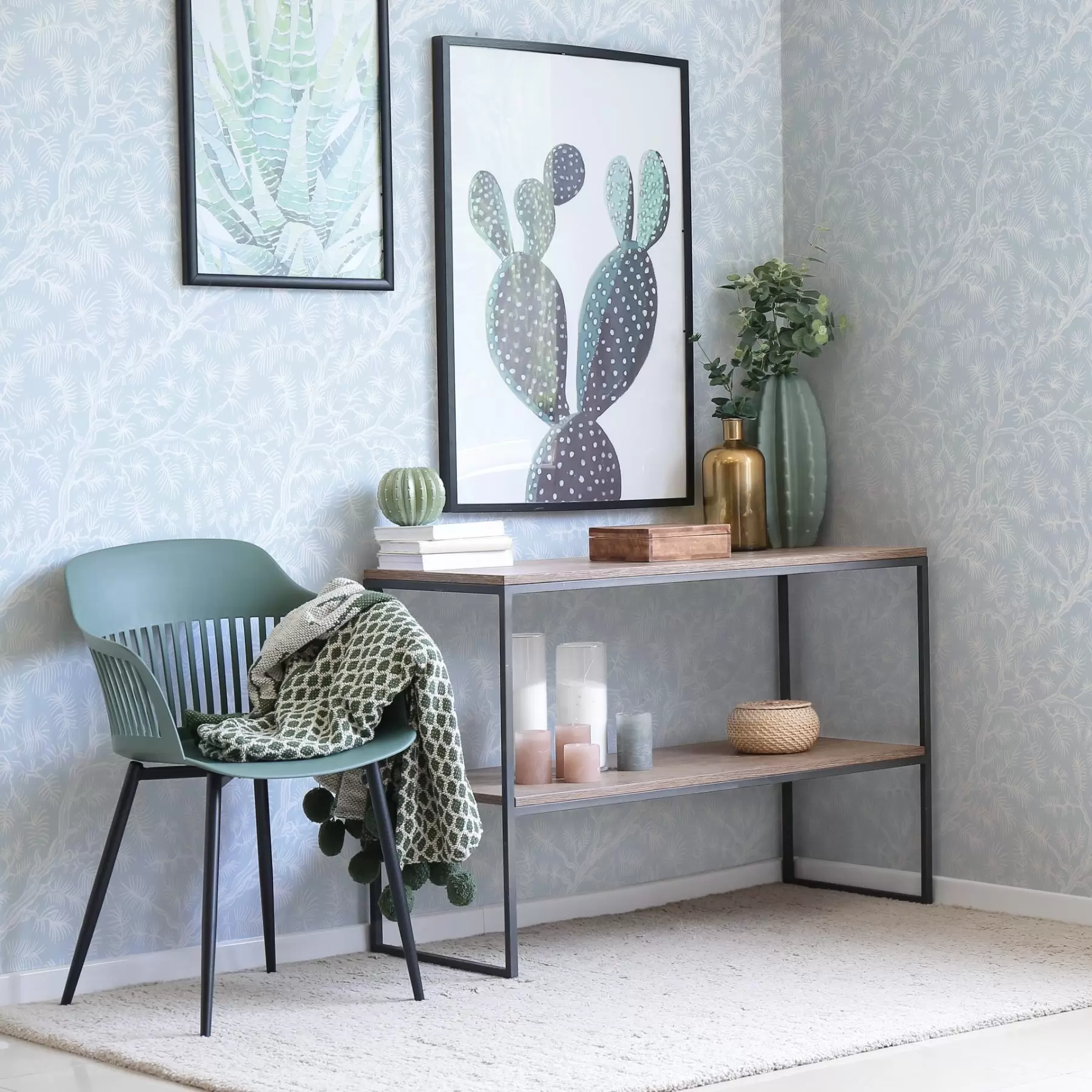 Fototapeedid Hele tooniga männipuu oksad sinisel taustal a00838