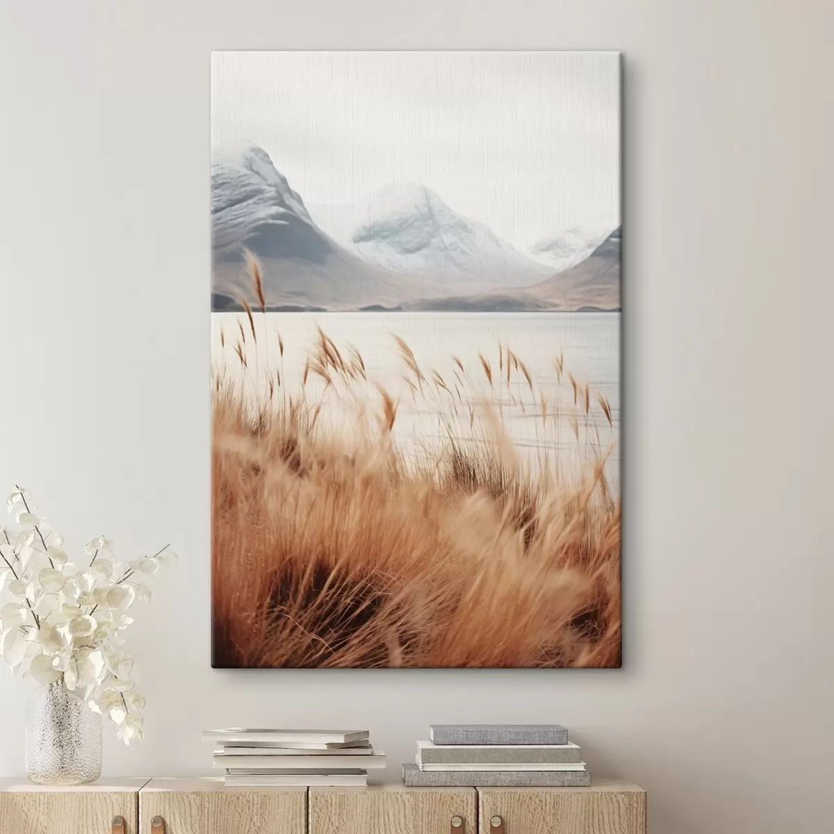 Pilt Pampasrohu väljak järve maastiku ees, taustal lumised mäed, pehme valgus s46282