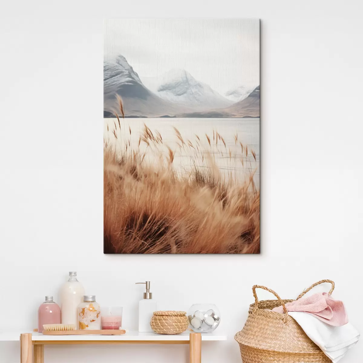 Pilt Pampasrohu väljak järve maastiku ees, taustal lumised mäed, pehme valgus s46282