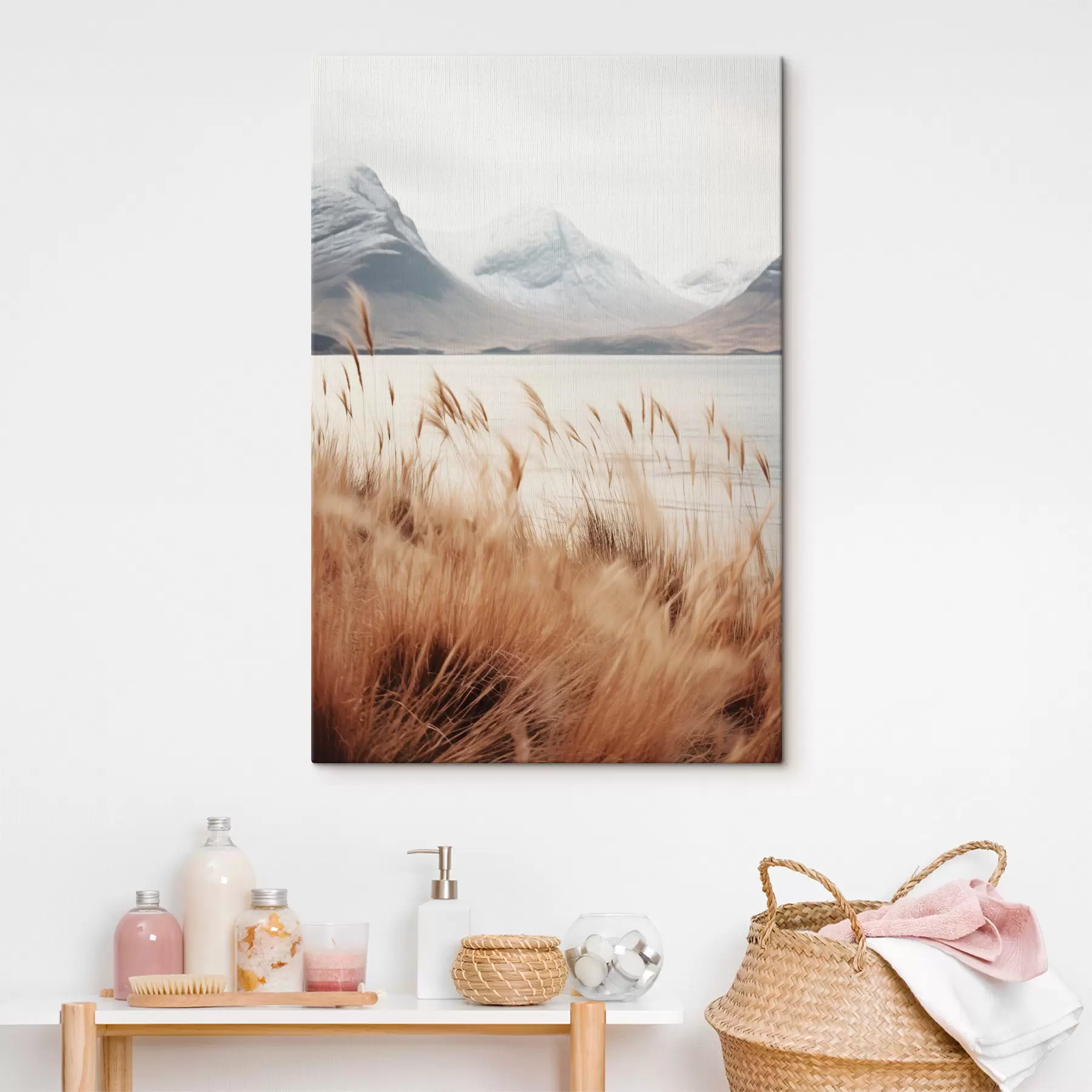 Pilt Pampasrohu väljak järve maastiku ees, taustal lumised mäed, pehme valgus s46282