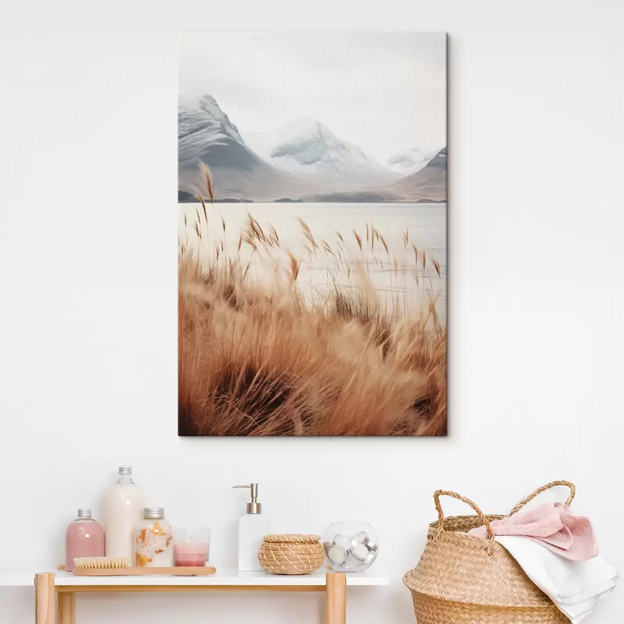 Pilt Pampasrohu väljak järve maastiku ees, taustal lumised mäed, pehme valgus s46282