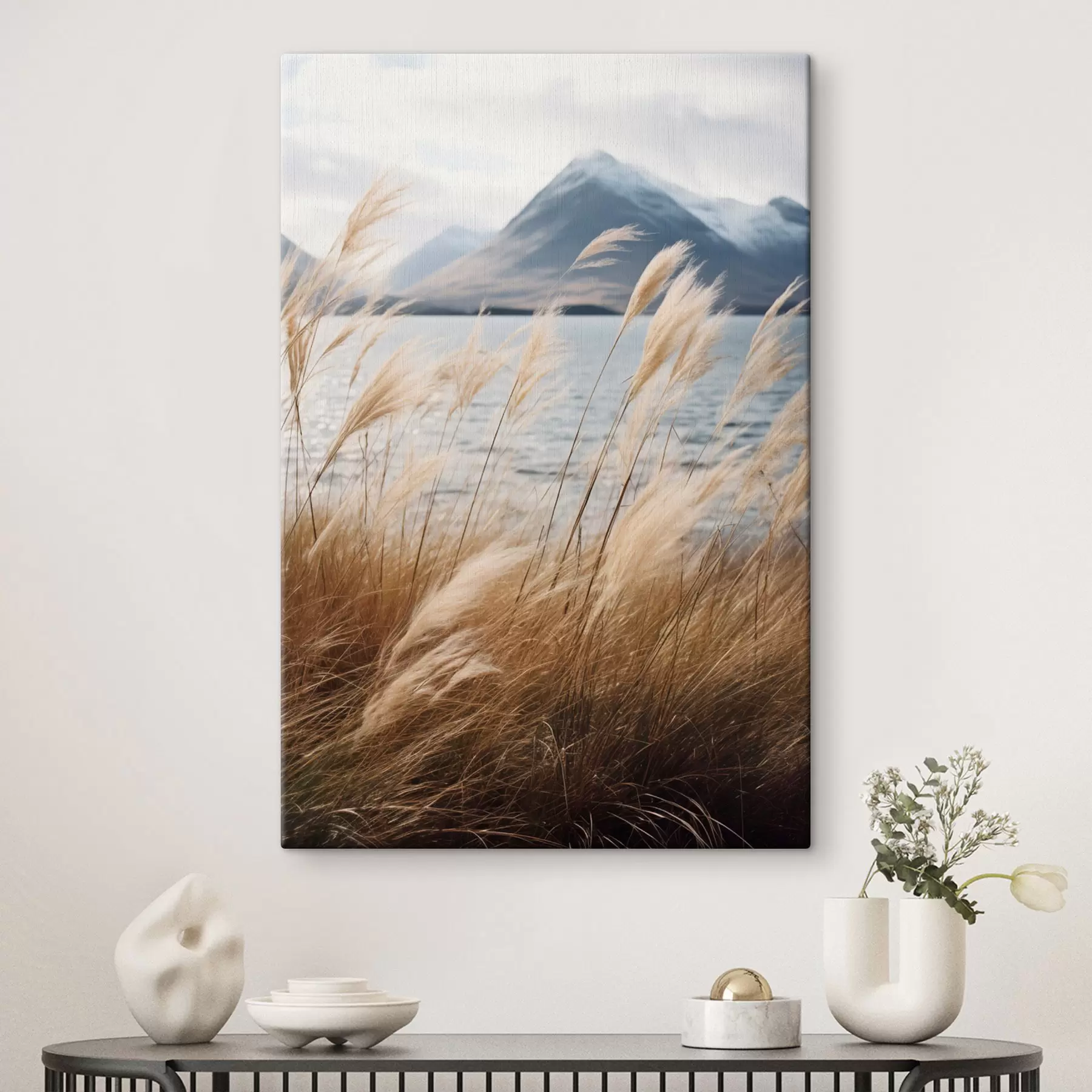 Pilt Pampasrohi järve ja mägede taustal, pehme valgustus, summutatud värvid, naturalistlik stiil s46283