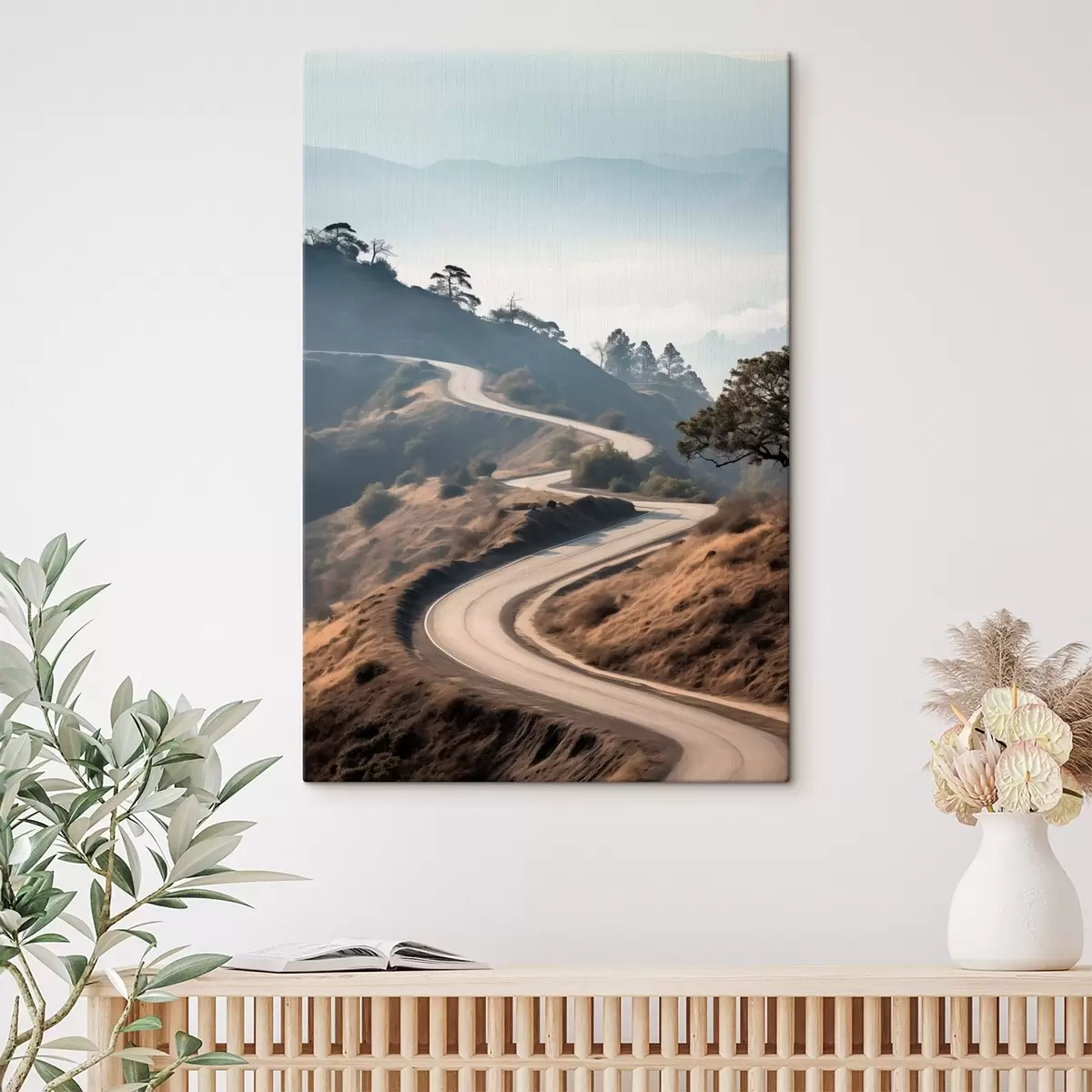 Pilt Käänuline tee läbi mägise maastiku, kus selge taeva all on kuiv rohi ja kauguses paistavad mäed s46289