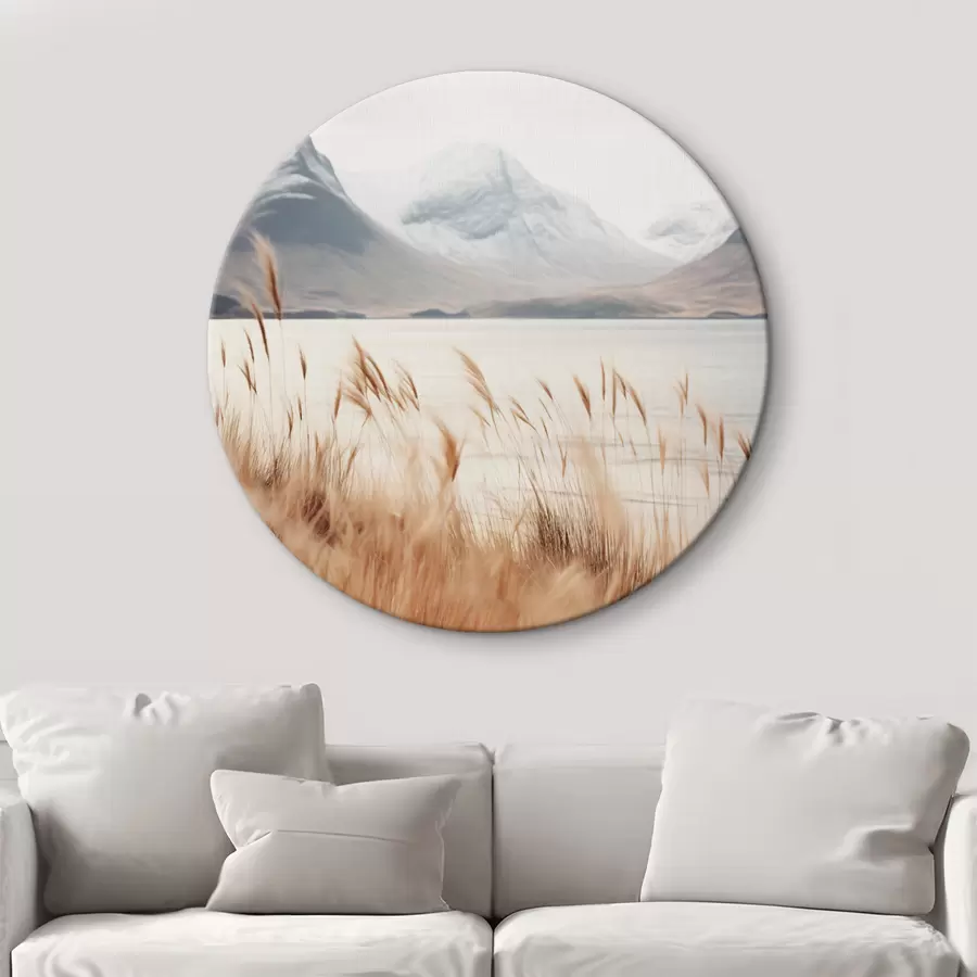 Pilt Pampasrohu väljak järve maastiku ees, taustal lumised mäed, pehme valgus r46282