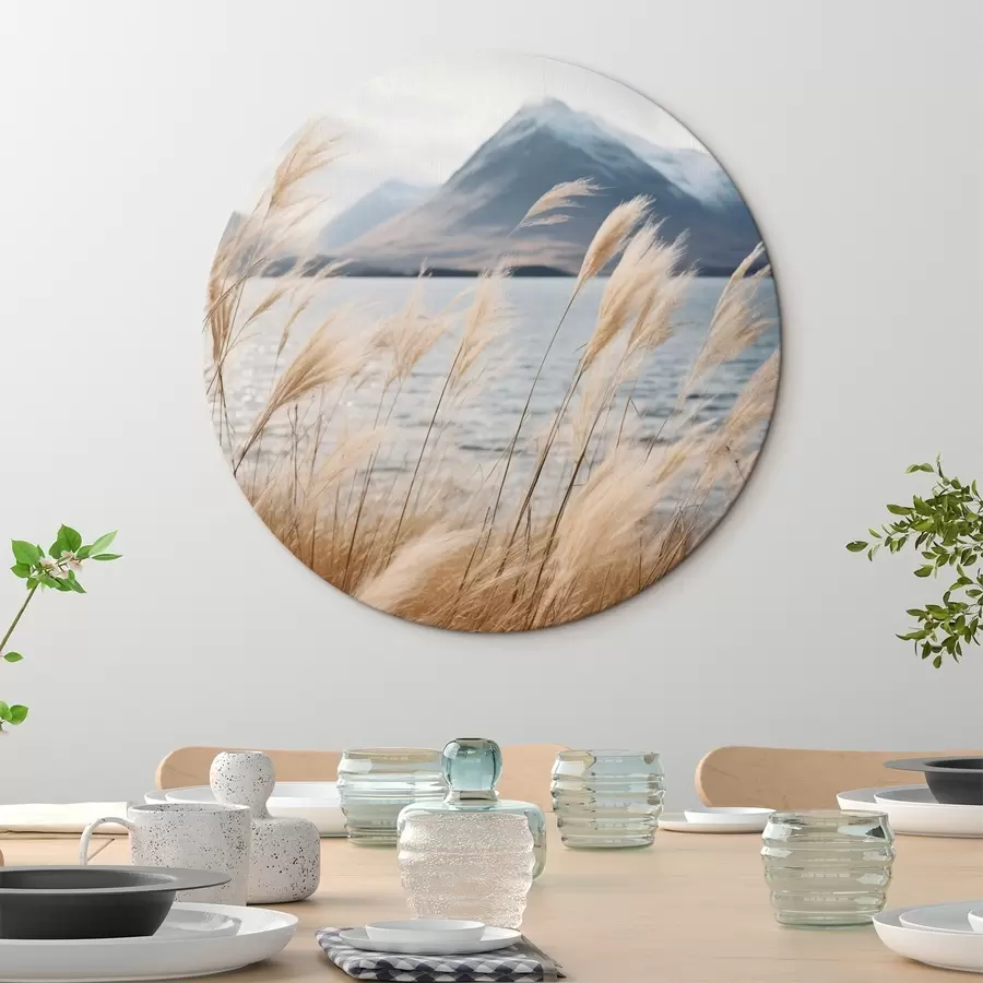 Pilt Pampasrohi järve ja mägede taustal, pehme valgustus, summutatud värvid, naturalistlik stiil r46283