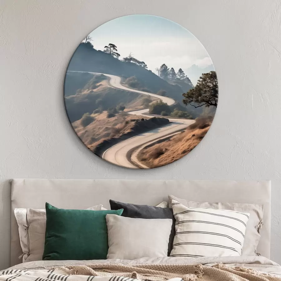 Pilt Käänuline tee läbi mägise maastiku, kus selge taeva all on kuiv rohi ja kauguses paistavad mäed r46289