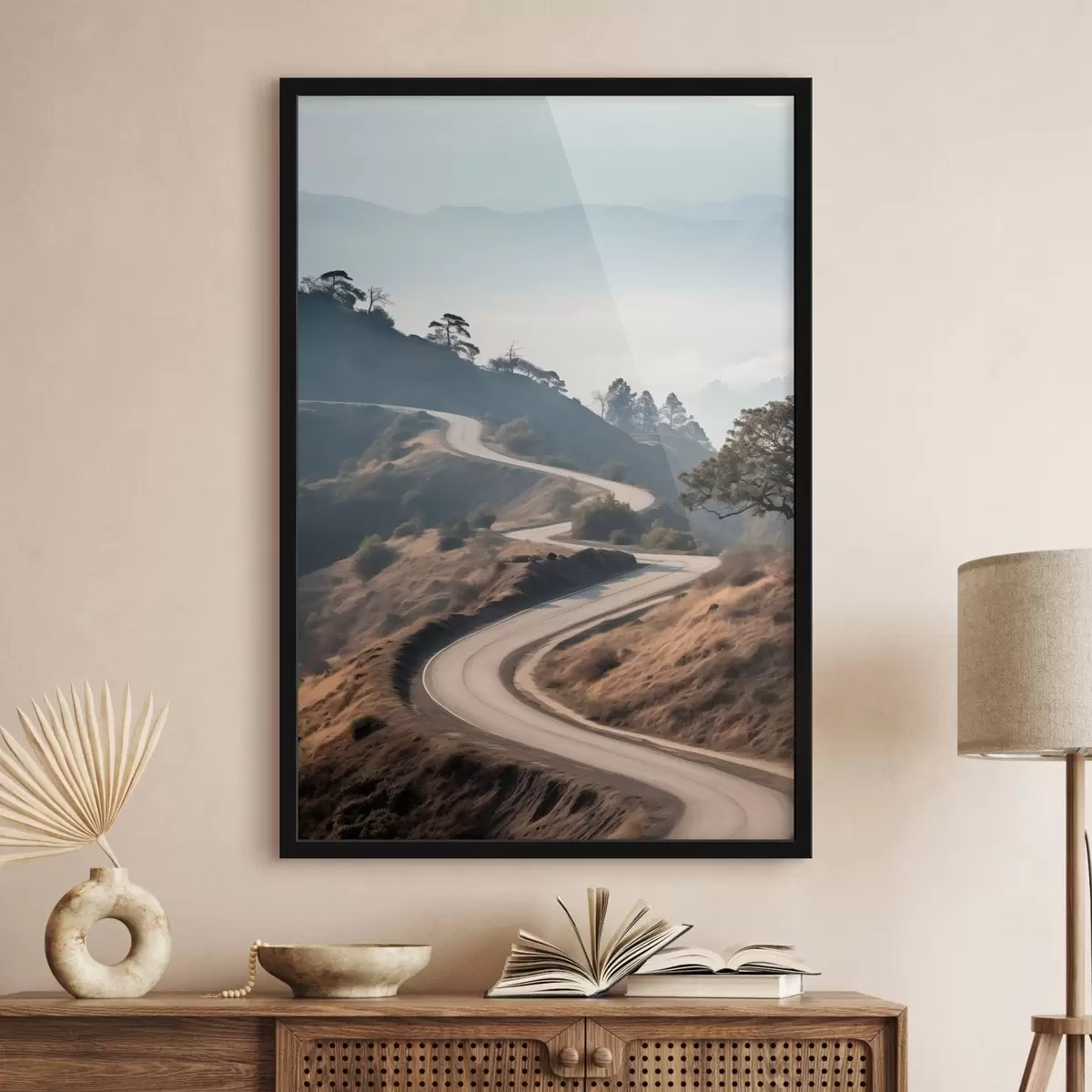 Plakat Käänuline tee läbi mägise maastiku, kus selge taeva all on kuiv rohi ja kauguses paistavad mäed f46289