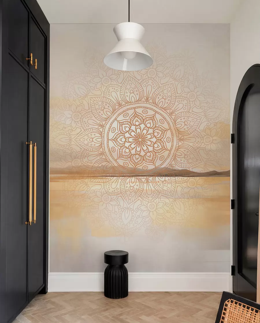 Fototapeedid Tekstuuriga sümmeetriline mandala disain, mis katab maastiku mere, mägedega ja taevaga, pehmed pastellvärvid w09491