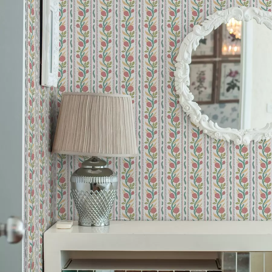 Fototapeedid Vertikaalsed triibud korallikarva õite ja türkiissiniste lehtedega a00816