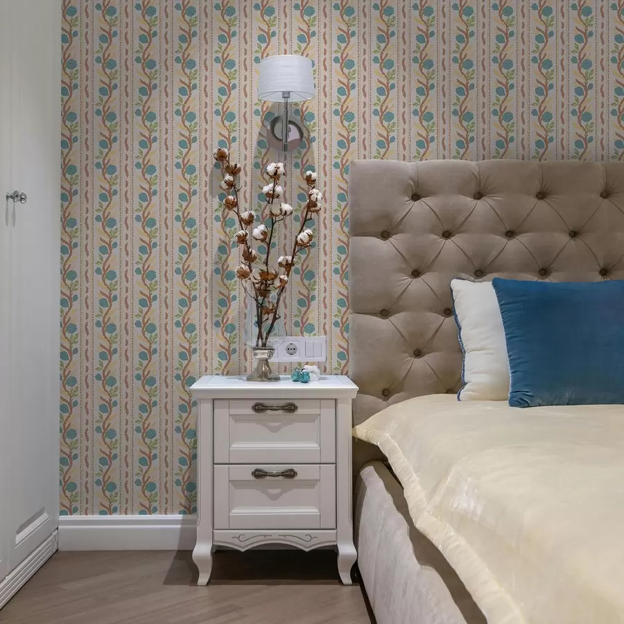 Fototapeedid Vertikaalsed lillede triibud siniste lilledega soojal taustal a00816v3