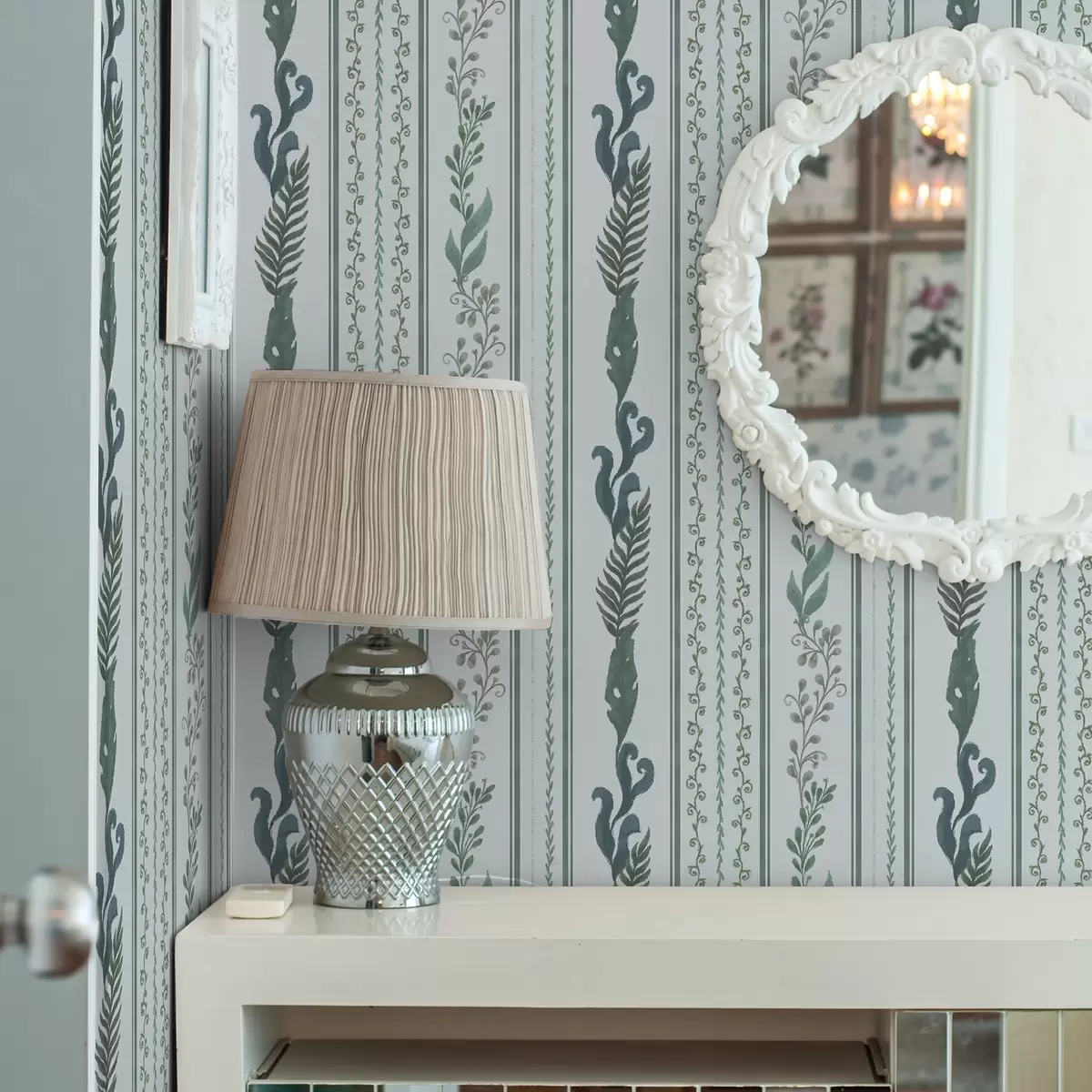 Tapeet Triibud okstega ja lokkidega jahedal helesinisel taustal a00823v1