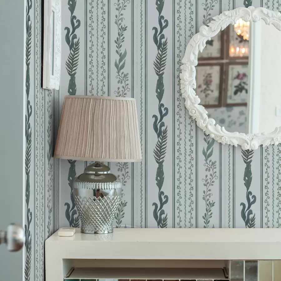 Fototapeedid Triibud okstega ja lokkidega jahedal helesinisel taustal a00823v1