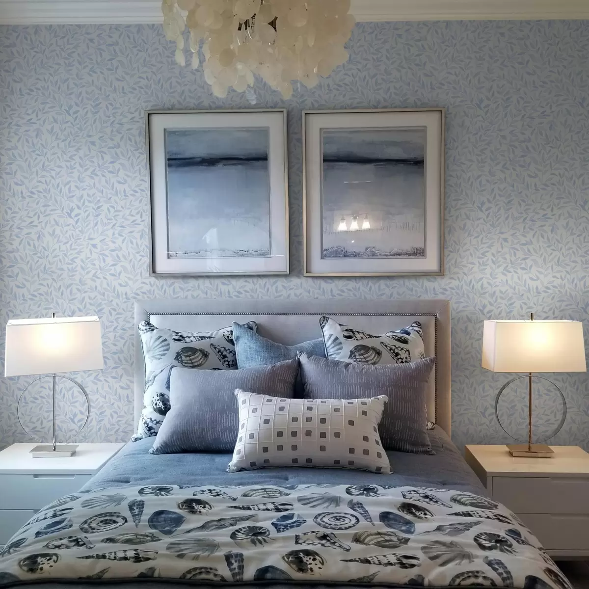 Tapeet Sinised oksad lehtedega helesinisel taustal a00842