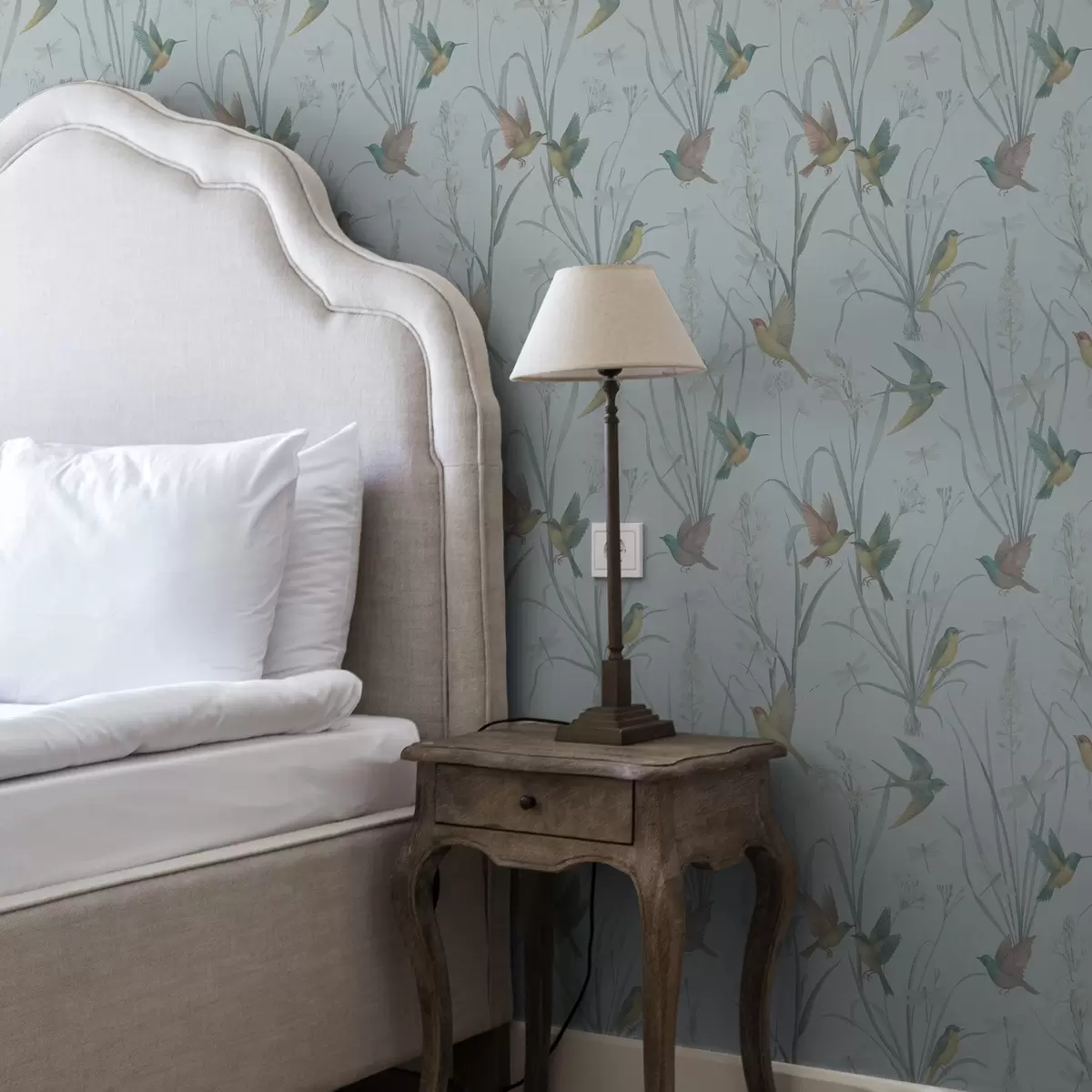 Tapeet Linnud hallikassinisel taustal rohumaa rohtudes a00776