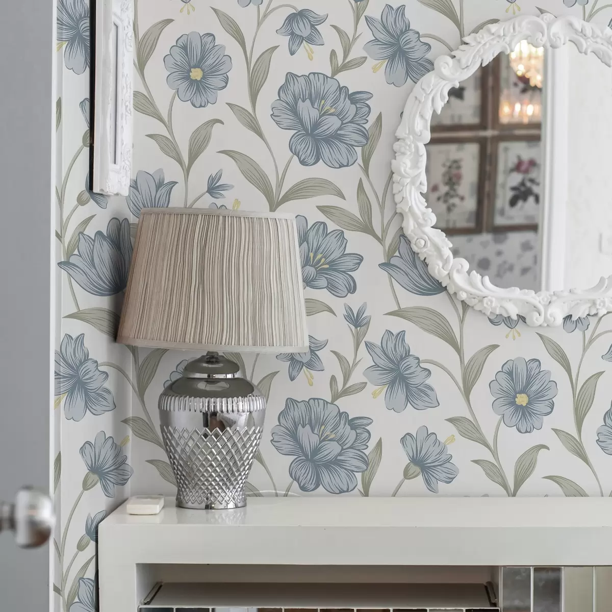 Tapeet Tolmused sinised lilled oliivilehtedega valgel taustal a00780