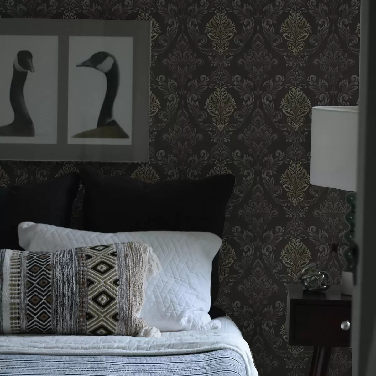 Tapeet Damask tumedal grafiiditaustal, oliivikollased aktsendid a00828v5