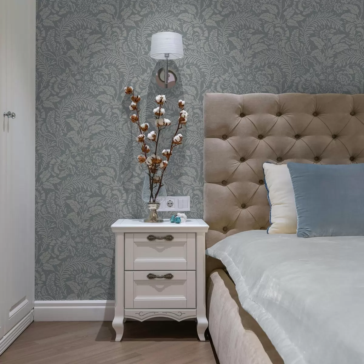 Tapeet Hallikassinisel taustal monokroomne lillemuster a00859