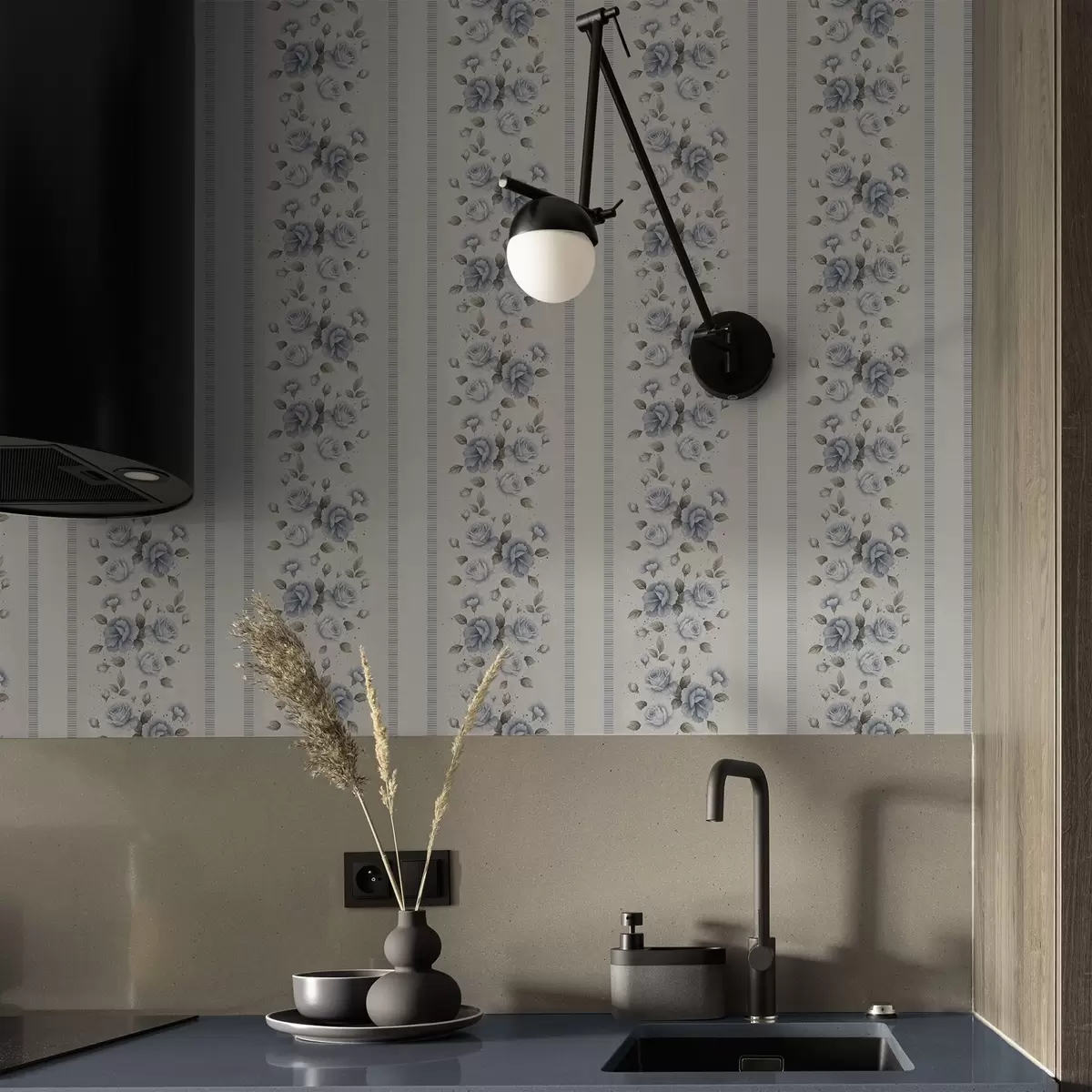 Tapeet Sinised roosid vertikaalsete triipudena heledal taustal a00860