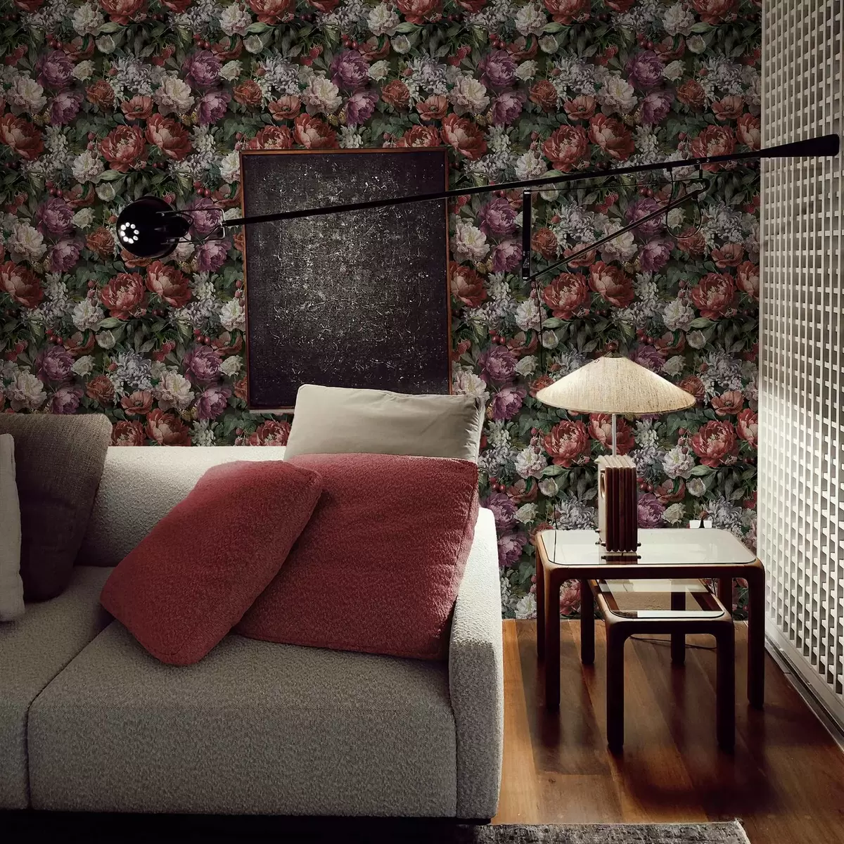 Tapeet Tumedad dramaatilised peonid, marjad ja liblikas mustal taustal a00862