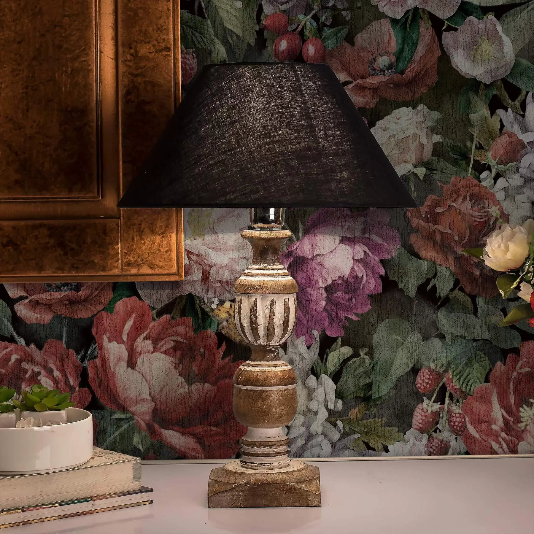 Fototapeedid Tumedad dramaatilised peonid, marjad ja liblikas mustal taustal a00862