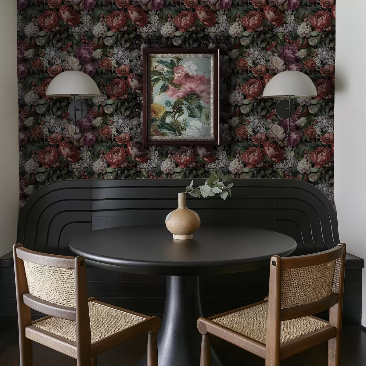 Tapeet Tumedad dramaatilised peonid, marjad ja liblikas mustal taustal a00862