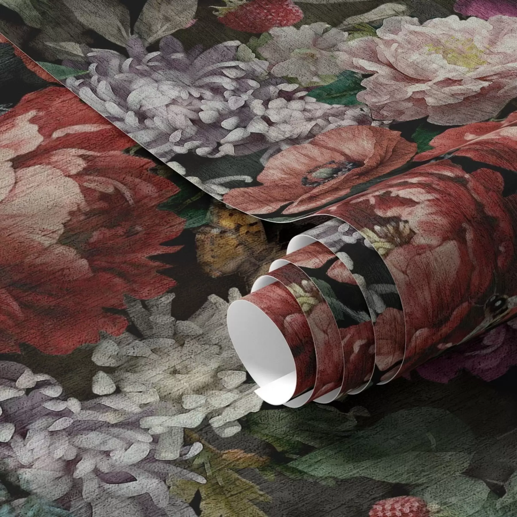 Fototapeedid Tumedad dramaatilised peonid, marjad ja liblikas mustal taustal a00862