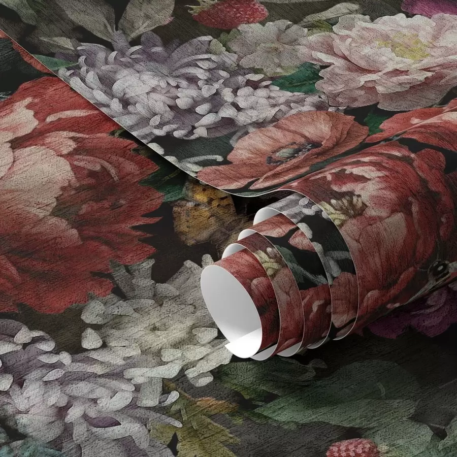 Fototapeedid Tumedad dramaatilised peonid, marjad ja liblikas mustal taustal a00862