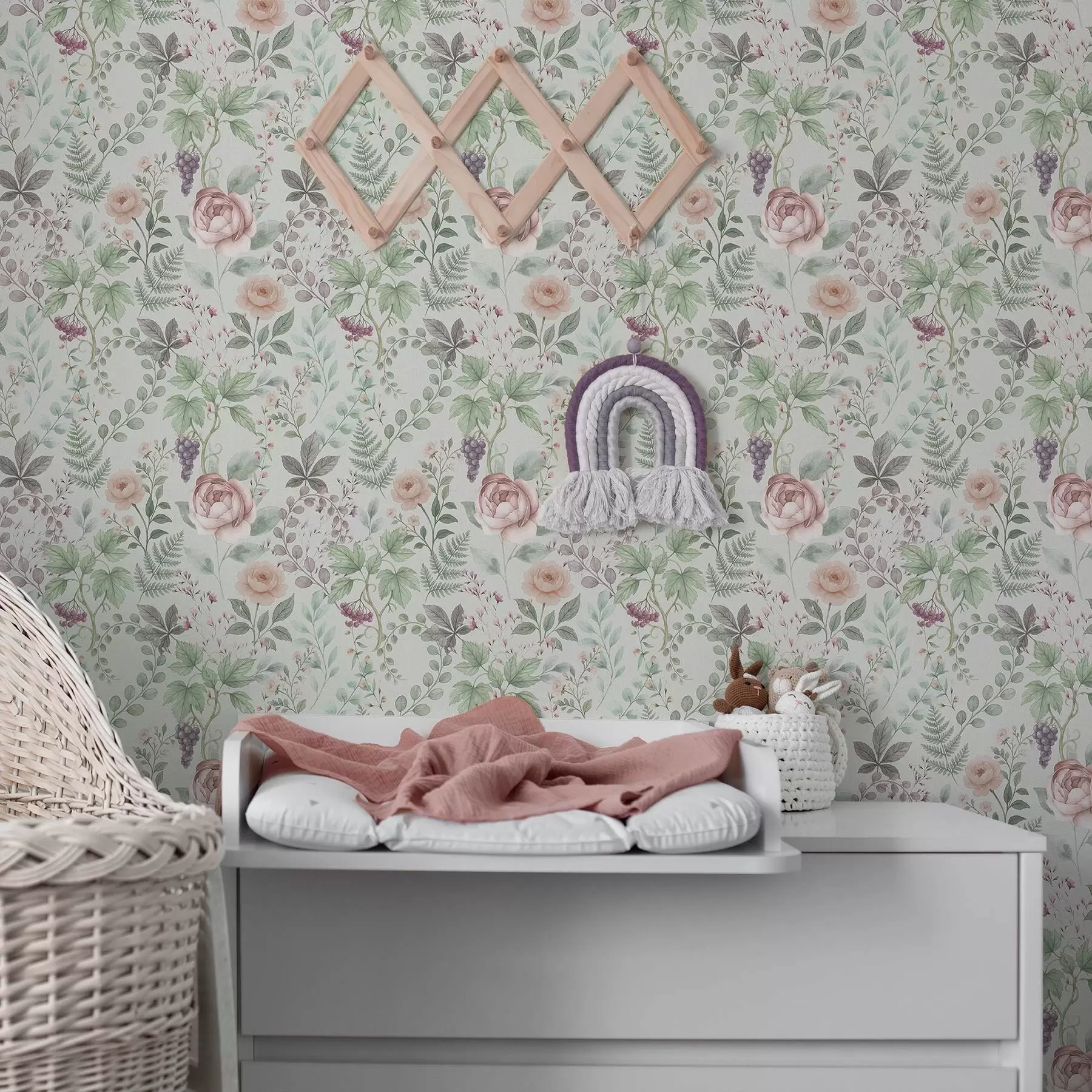 Fototapeedid Pastellne aed rooside, sõnajalgade ja viinamarjadega a00867
