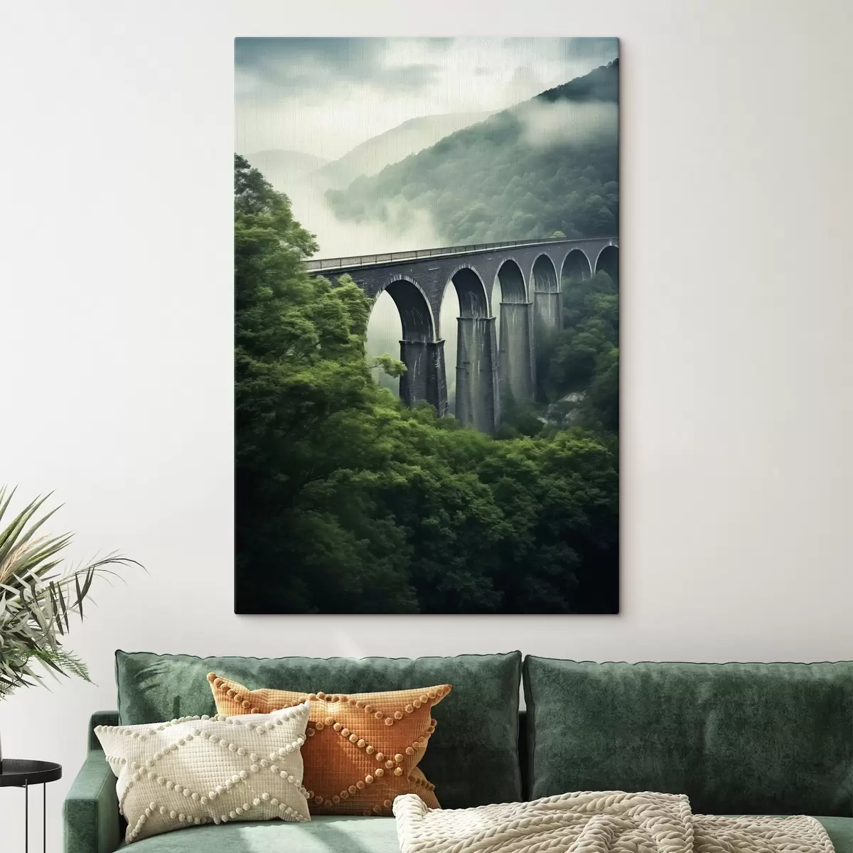 Pilt Kiviviadukt uduse metsaga kaetud oru kohal s46483