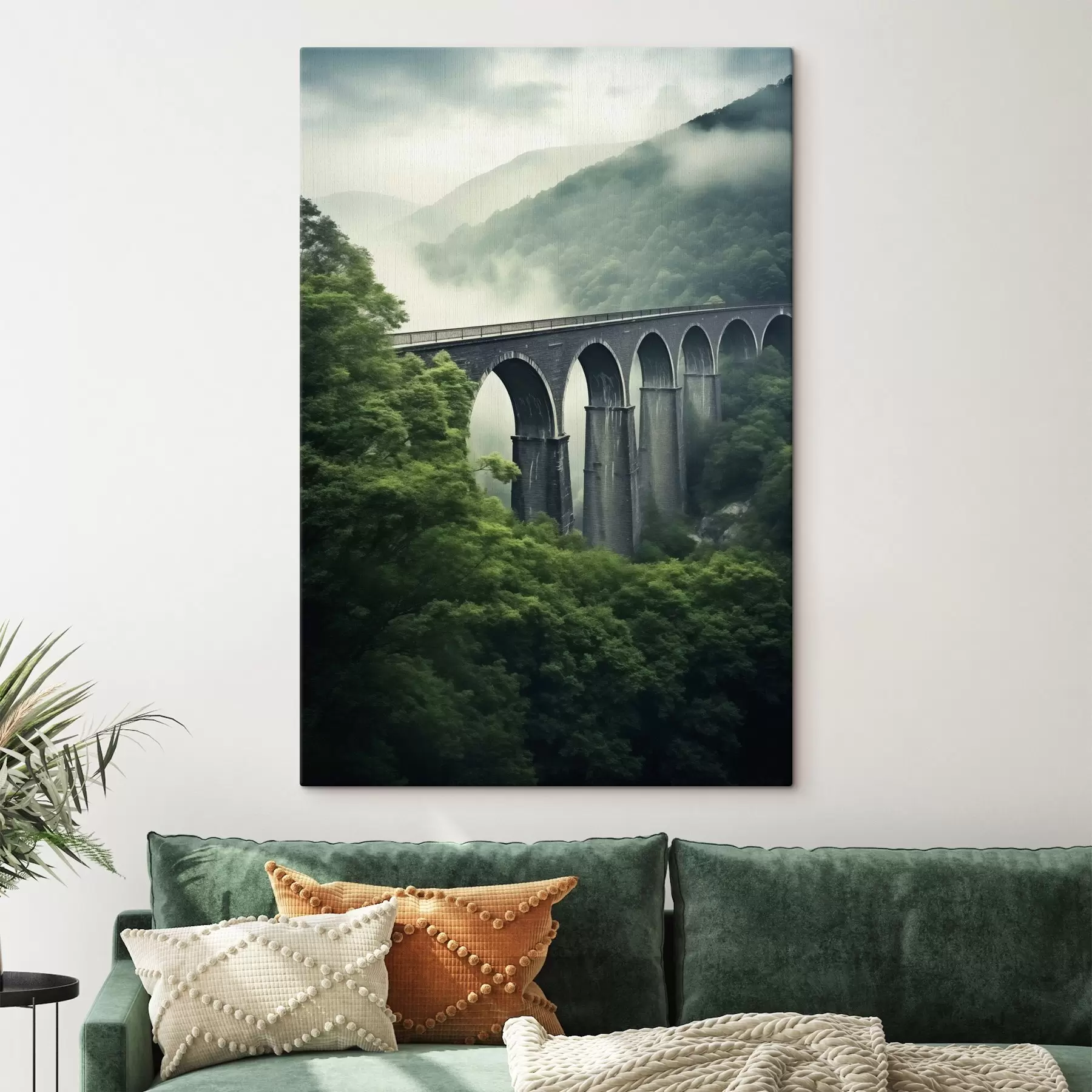 Pilt Kiviviadukt uduse metsaga kaetud oru kohal s46483