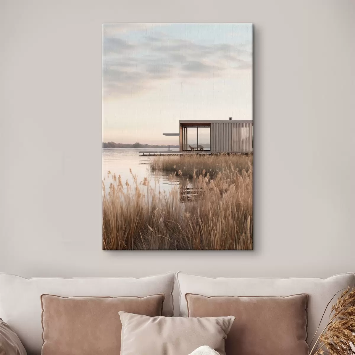 Pilt Kaasaegne järveäärne majake pilliroo keskel pehmes hämaras s46513