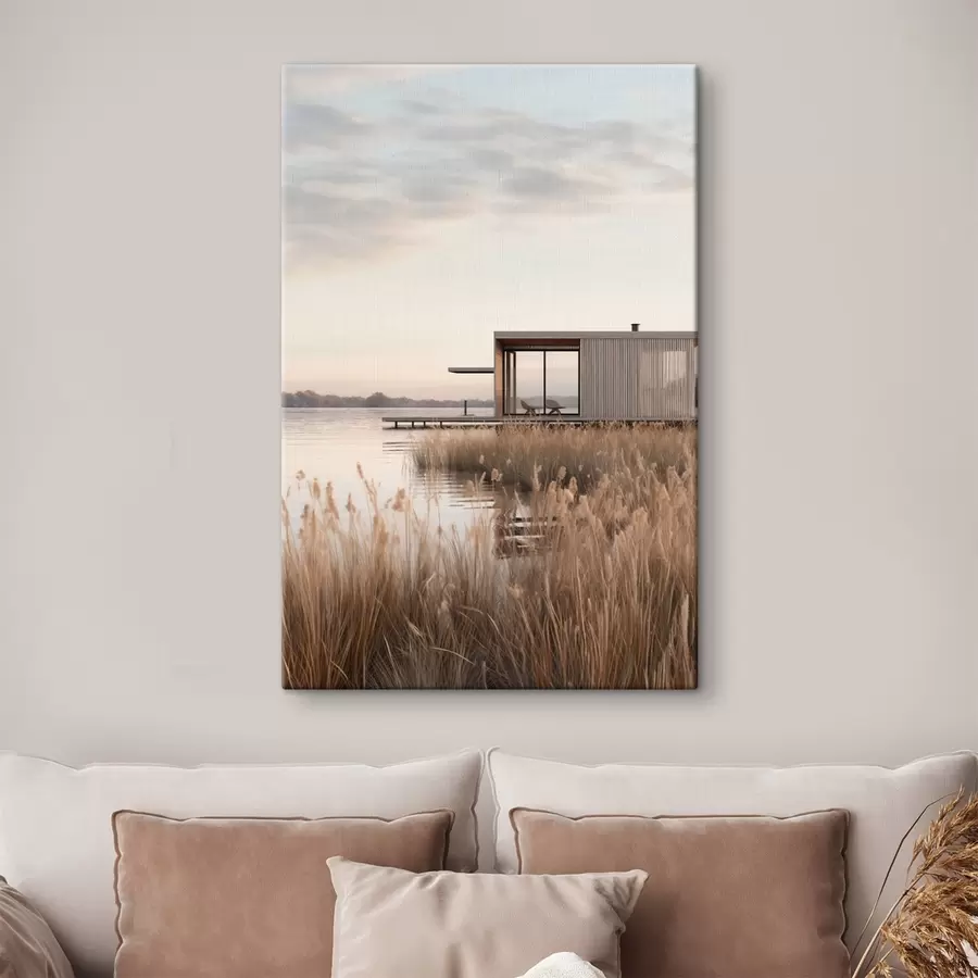 Pilt Kaasaegne järveäärne majake pilliroo keskel pehmes hämaras s46513