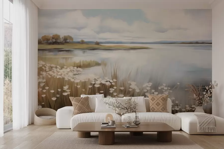 Fototapeedid Tekstuurne maastik, valged lilled ja kõrge rohi, taustal järv, puudega kaetud roheline mägi, pehmed värvid w09530