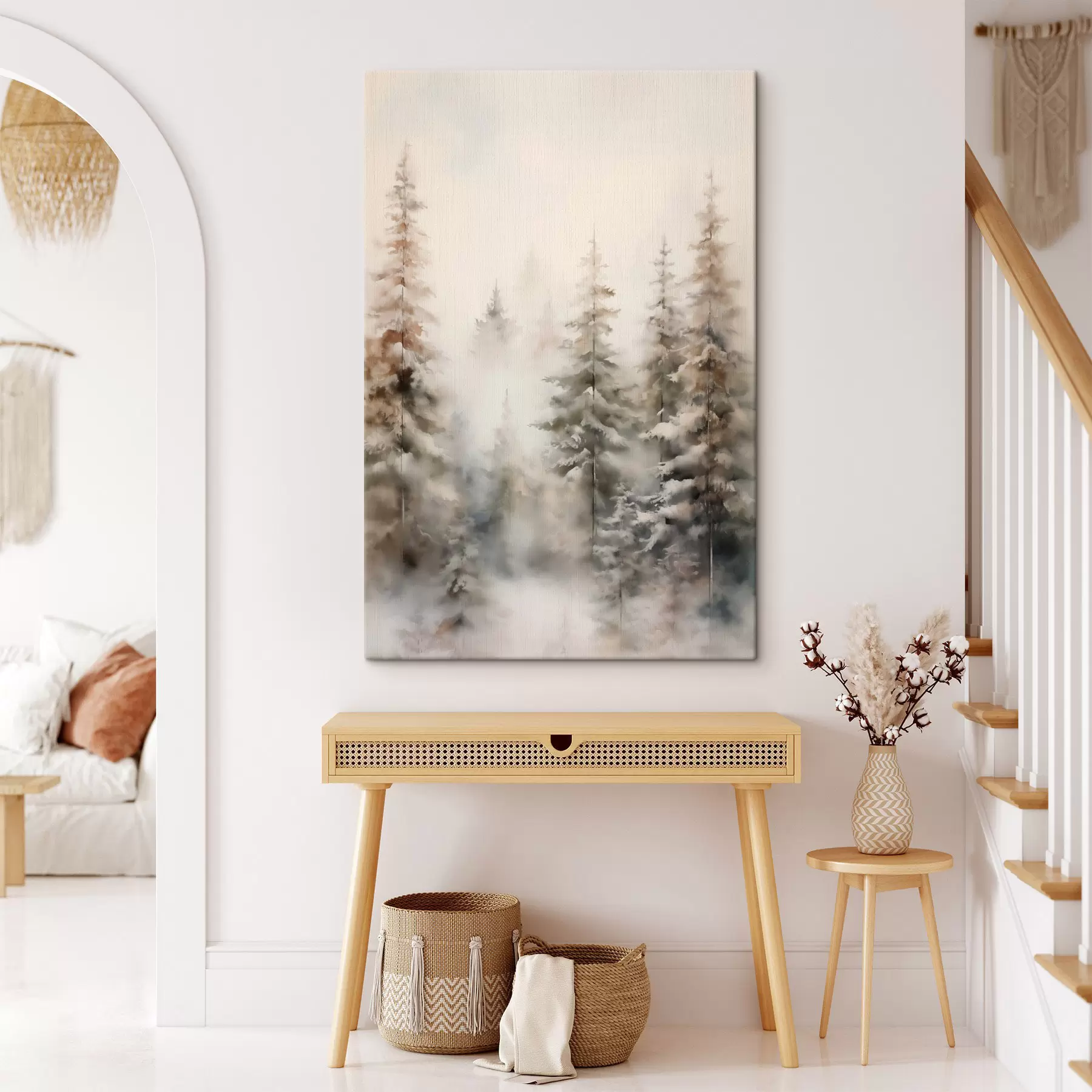 Pilt Lumega kaetud kõrged männipuud, mis seisavad uduses metsas, pehme, vaikselt talvine stseen s46701