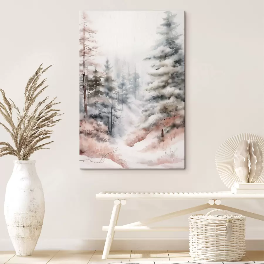 Pilt Lumega kaetud kõrged männipuud, mis seisavad uduses metsas, pehme, vaikselt talvine stseen s46702