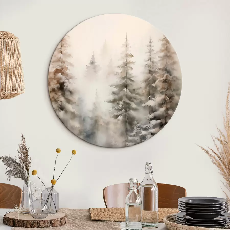 Pilt Lumega kaetud kõrged männipuud, mis seisavad uduses metsas, pehme, vaikselt talvine stseen r46701