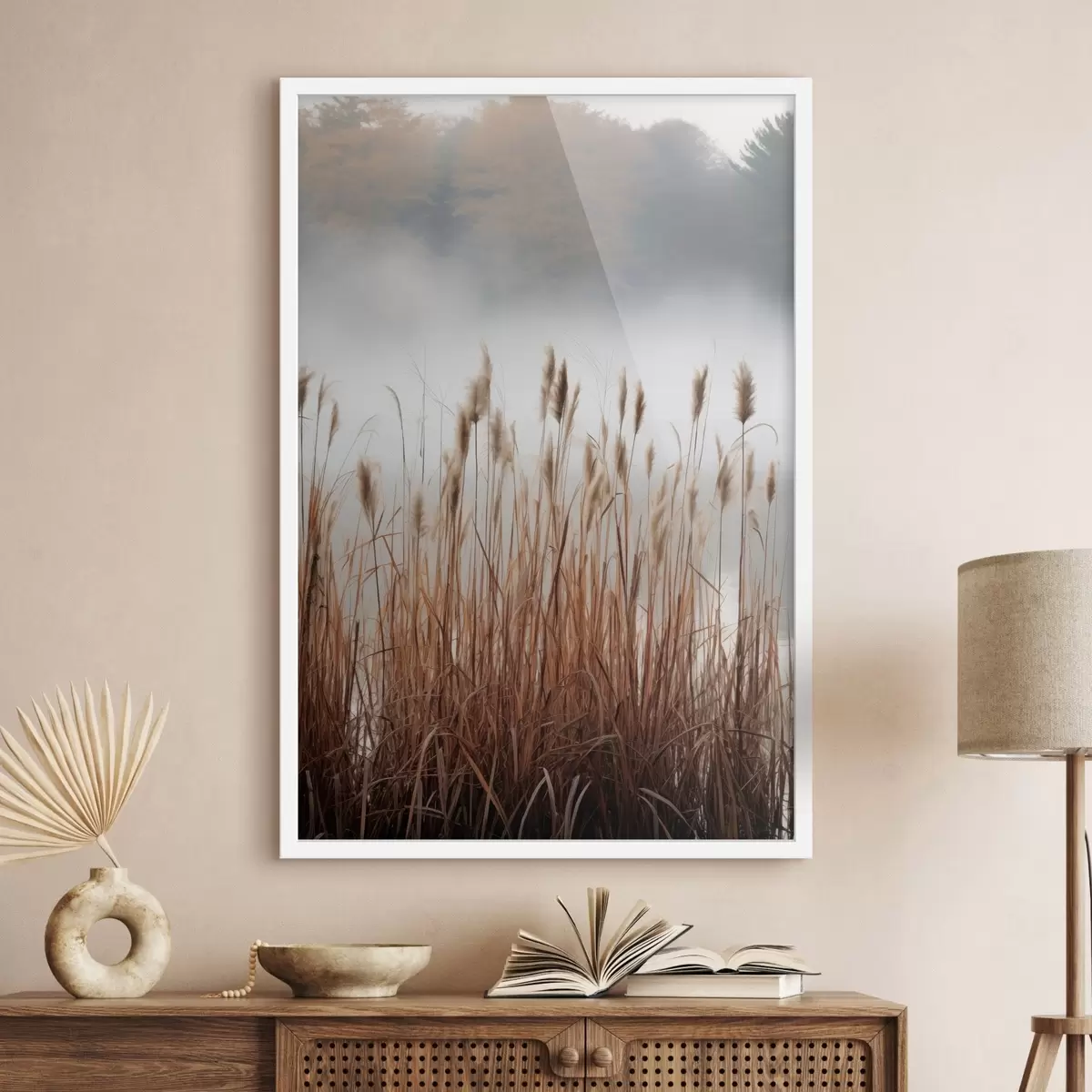 Plakat Veekogus kasvavad kõrged pillirood, vesi peegeldab pilliroogu, udune taust, pehme valgus, loodusvaade f46696