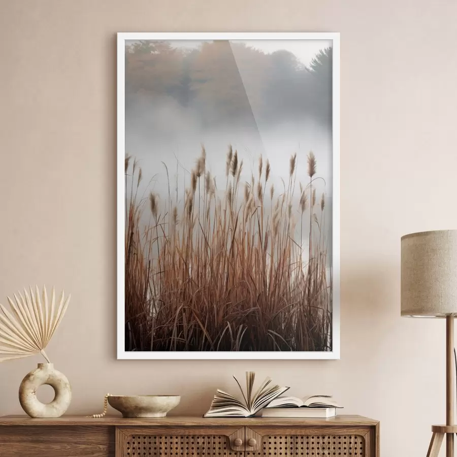 Fototapeedid Veekogus kasvavad kõrged pillirood, vesi peegeldab pilliroogu, udune taust, pehme valgus, loodusvaade f46696