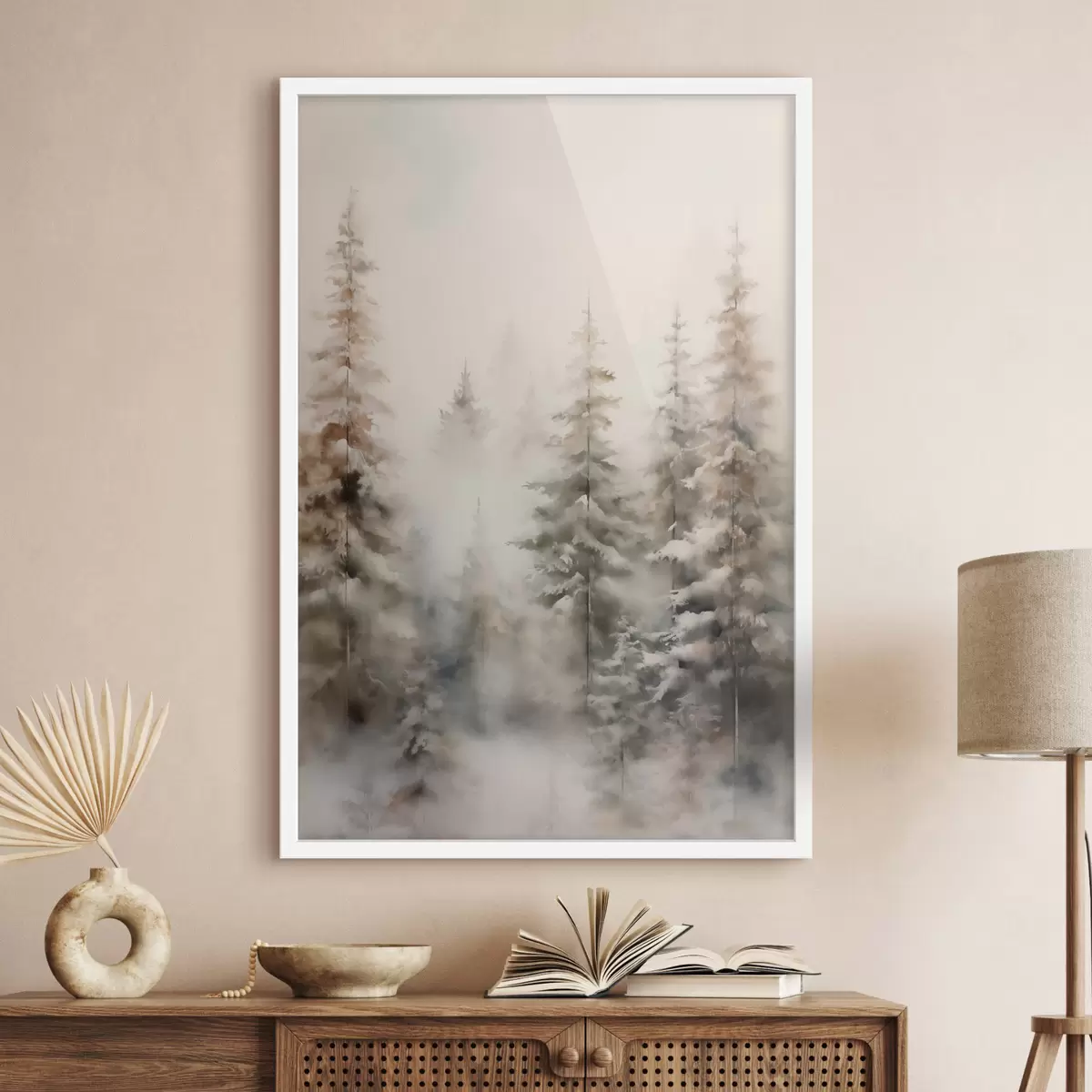 Plakat Lumega kaetud kõrged männipuud, mis seisavad uduses metsas, pehme, vaikselt talvine stseen f46701