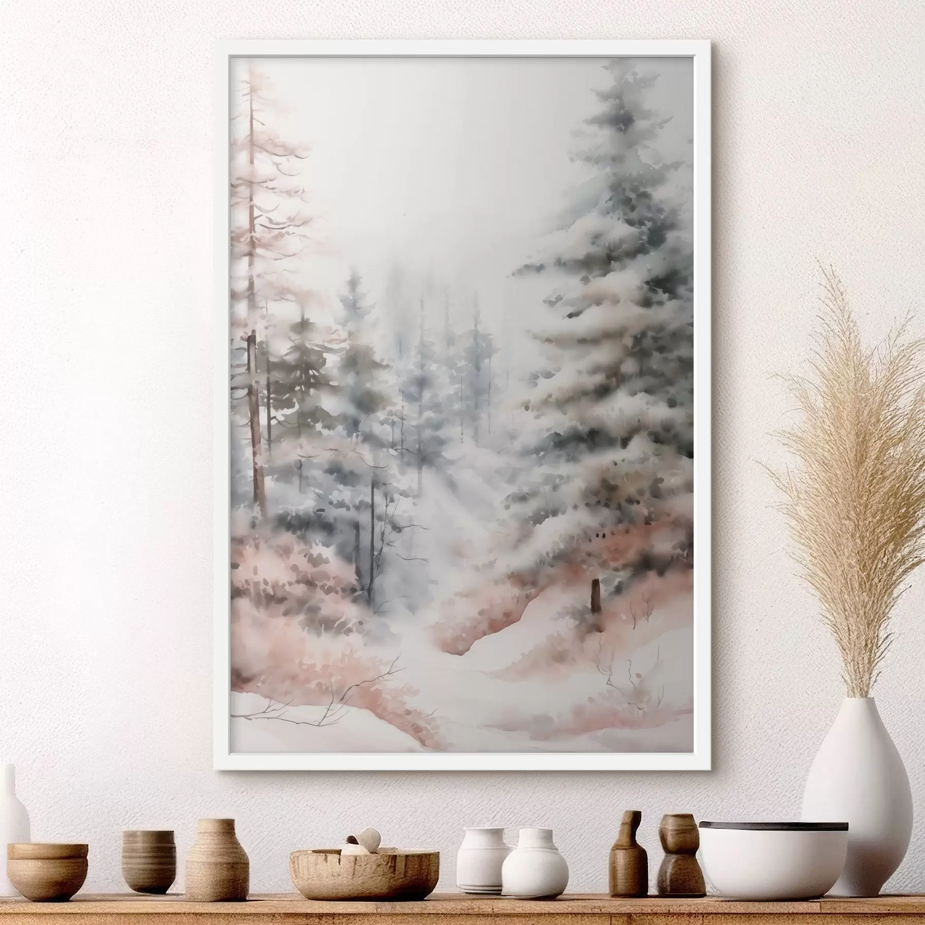 Fototapeedid Lumega kaetud kõrged männipuud, mis seisavad uduses metsas, pehme, vaikselt talvine stseen f46702