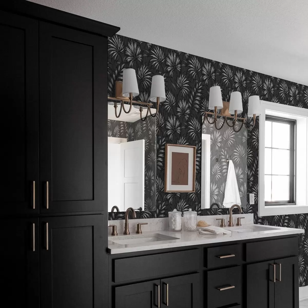 Tapeet Mustvalged palmilehed tumedal taustal a00891