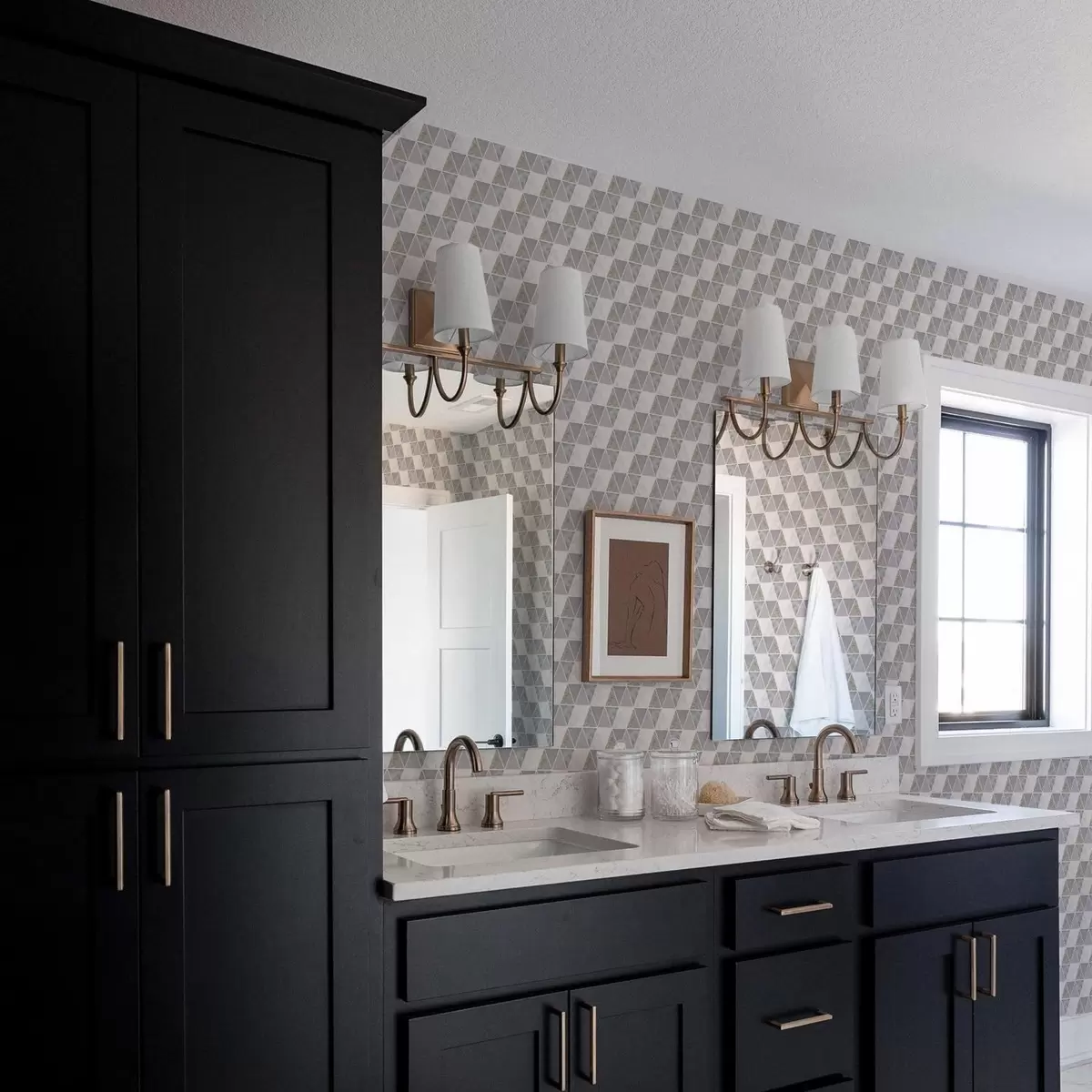 Tapeet Tekstuuriga sisenditega kolmnurgad, lilla-halli kombinatsioon a00917