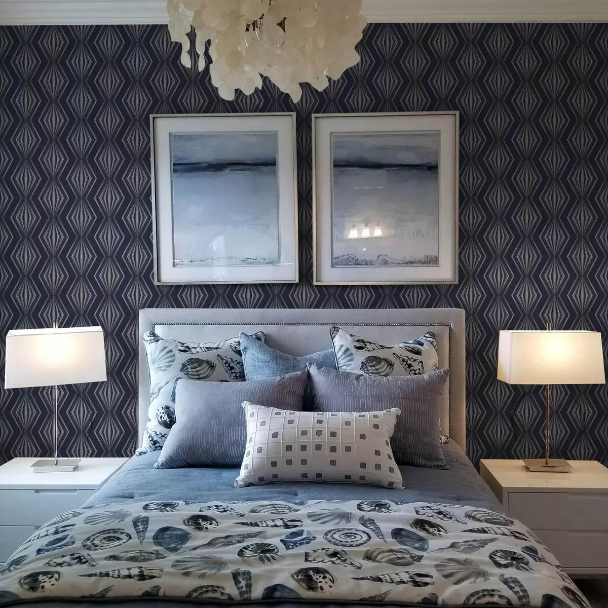 Tapeet Geomeetrilised kiirgavad teemandid tumesinisel taustal a00925