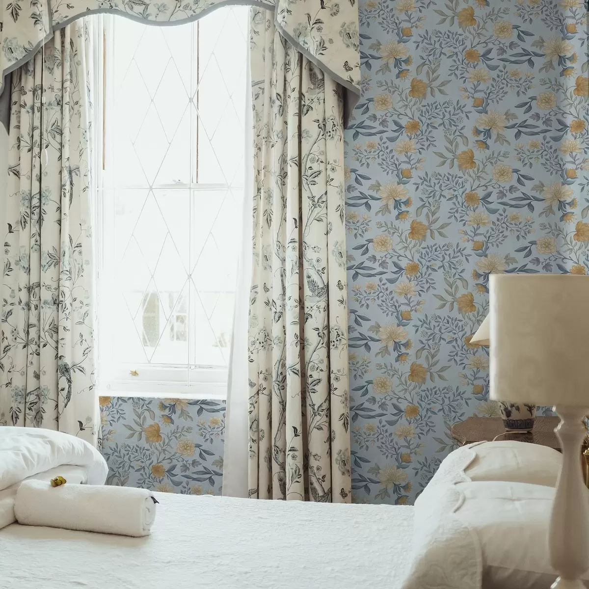 Tapeet Kollased ja sinised lilled lehtedega taevasinisel taustal a00934