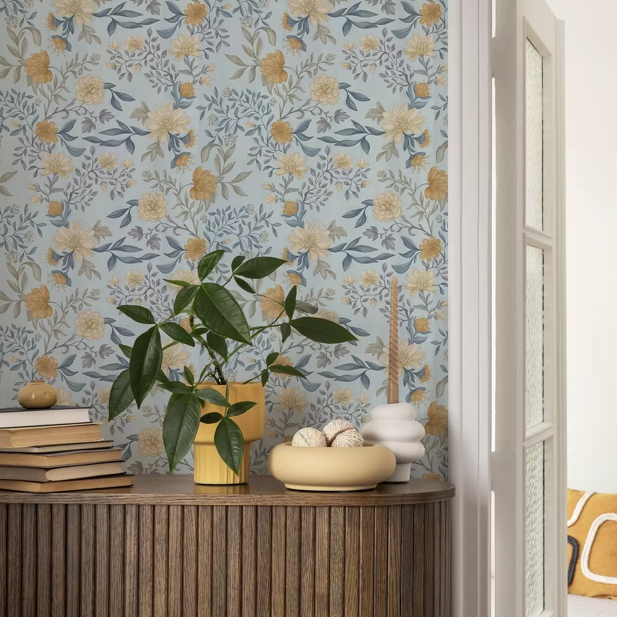 Tapeet Kollased ja sinised lilled lehtedega taevasinisel taustal a00934