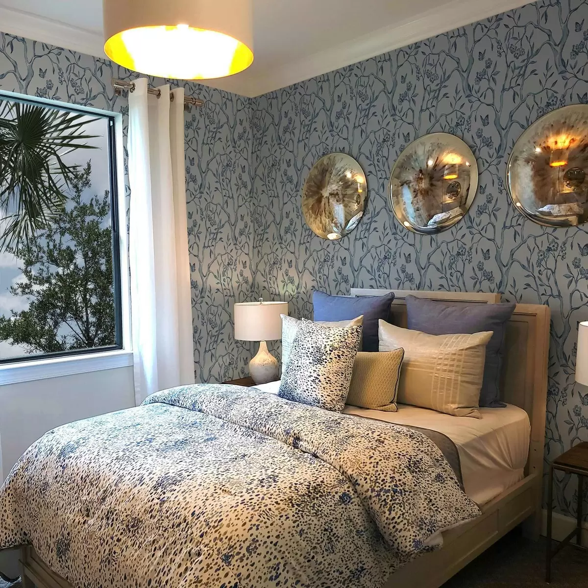 Tapeet Vesivärviga maalitud sinised oksad lilledega ja liblikatega heledal taustal a00951