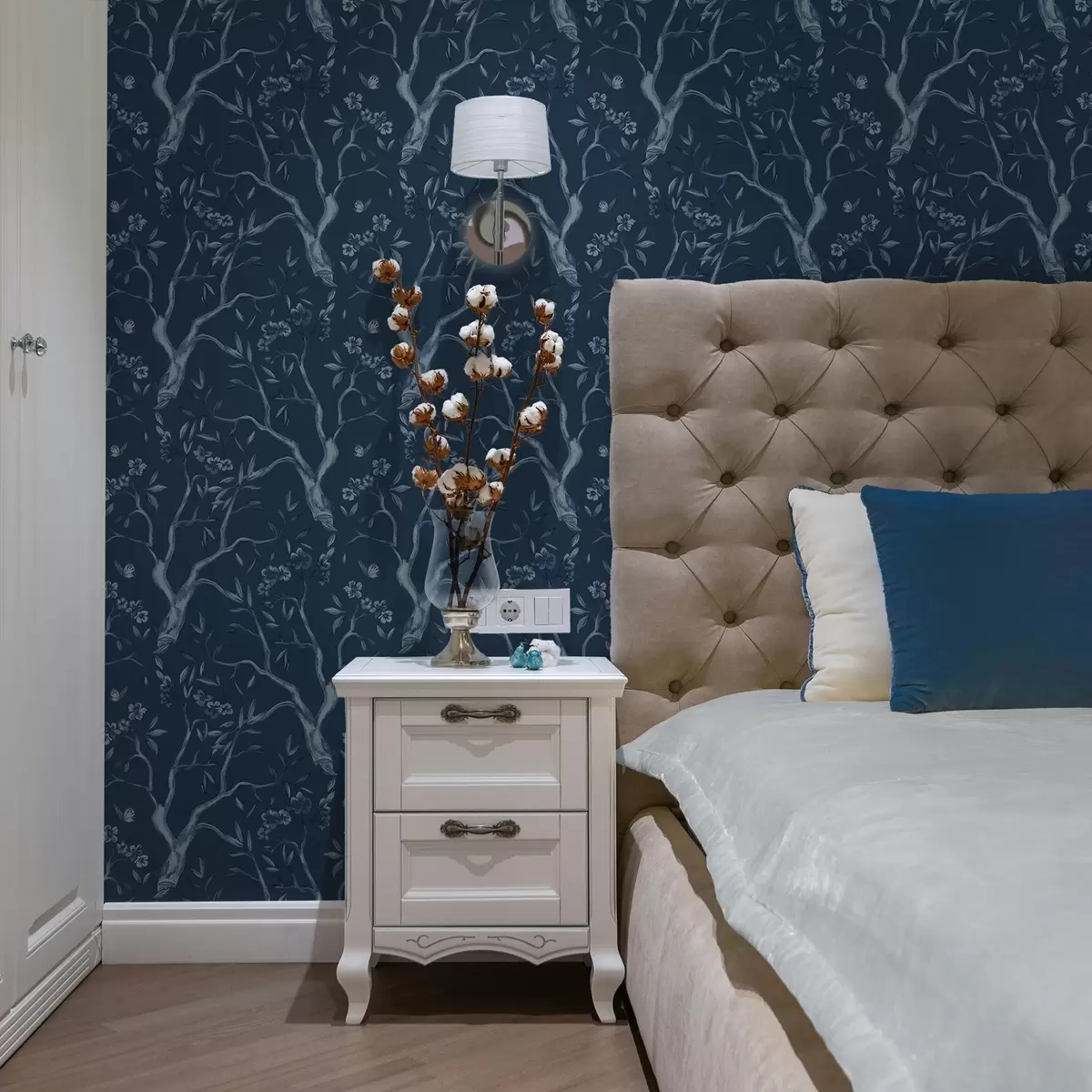 Tapeet Sinised õitsevad oksad liblikatega tumedal taustal a00951v1