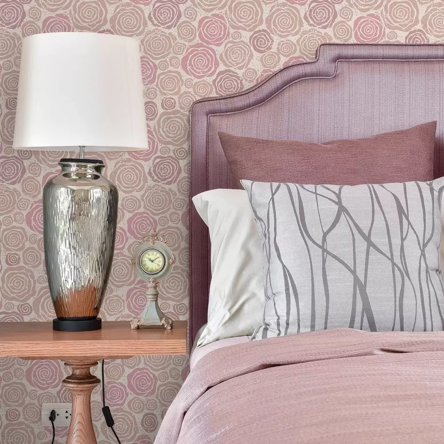 Fototapeedid Spiraalsed roosad roosid ja pritsmed heledal taustal a00955